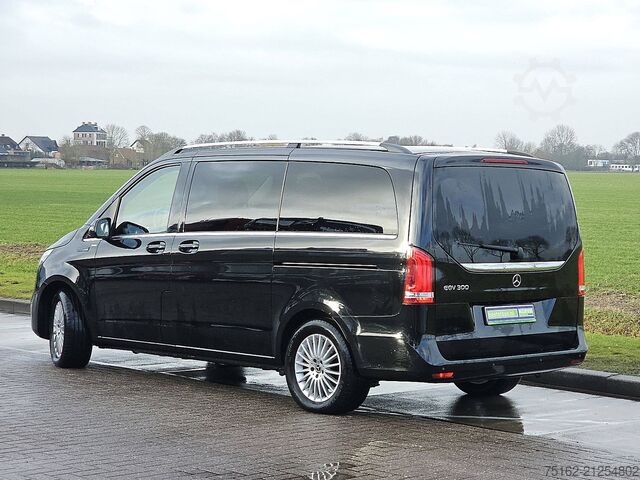 Passenger transportation MERCEDES-BENZ EQV 300 pano 8 personen