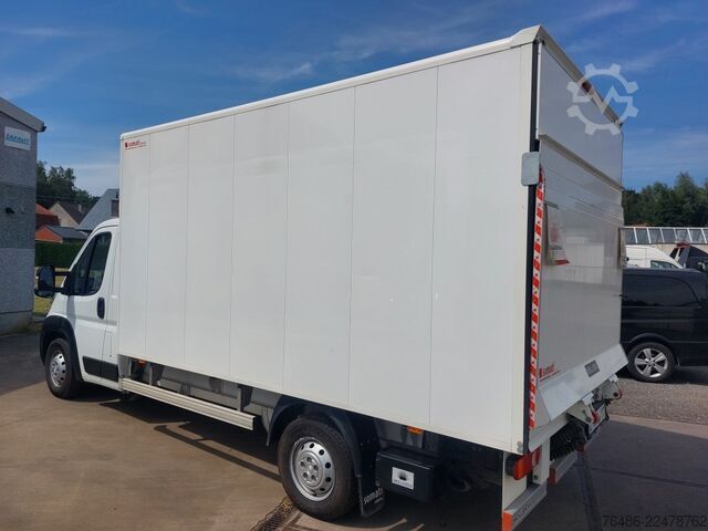 Transporter mit Koffer Peugeot Boxer