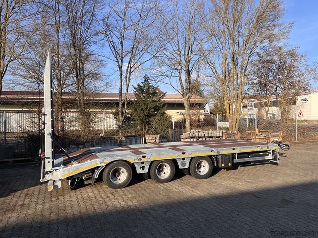 Low loader trailer Möslein TT 32 Zugrohr gerade  34 t GG Tridem- Tieflader 3 Achs, gelenktNeufahrzeug