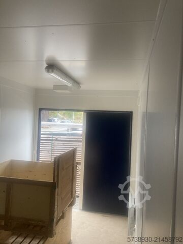 Insulated container with double doors Containex 