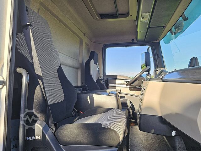 Chassis with cab MAN 8.220 TGL PTO AIRCO WB305