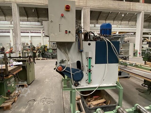 Hydraulic cutter for trims and long pieces of wood  