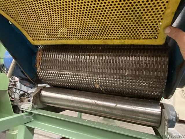 Hydraulic cutter for trims and long pieces of wood  