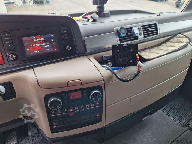 Wechselkoffer-Sattelauflieger MAN TGX