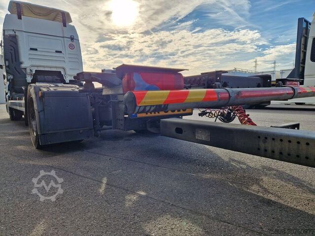 Wechselkoffer-Sattelauflieger MAN TGX
