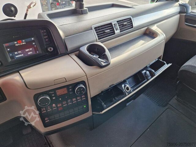 Wechselkoffer-Sattelauflieger MAN TGX