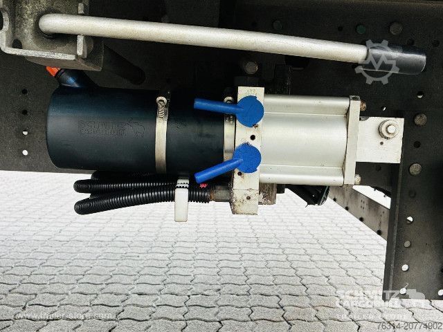 Auflieger mit Pritsche & Plane Schmitz Cargobull Curtainsider Mega Getränke
