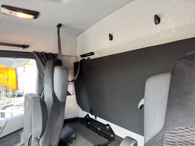 Box truck MERCEDES-BENZ ACTROS 2543 L / 2 x AHK / LBW / LENKACHSE