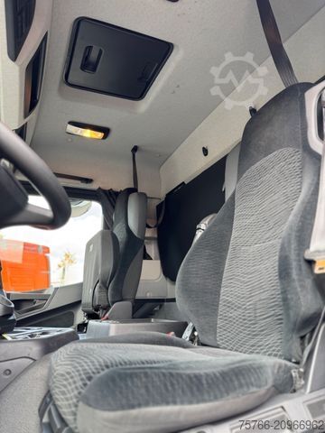 Box truck MERCEDES-BENZ ACTROS 2543 L / 2 x AHK / LBW / LENKACHSE