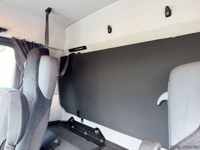 Box truck MERCEDES-BENZ ACTROS 2543 L / 2 x AHK / LBW / LENKACHSE