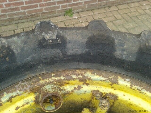 Rad mit Reifen Pirelli