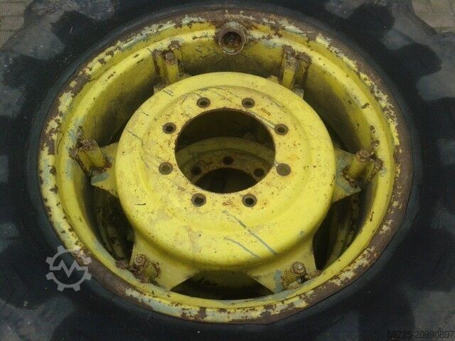 Rad mit Reifen Pirelli