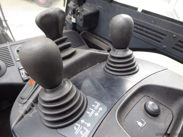 Electric 4-wheel forklift Linde E50HL-01