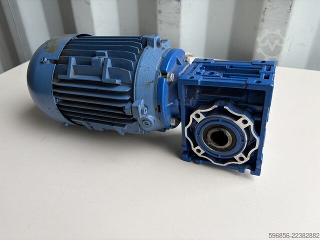  Motoreduktor Lenze GSN04-1NHAR silnik DERA071-32 0,37 kW 133 obr./min 22,6 Nm i=10 IP55 230/400 V Motoreduktor Lenze GSN04-1NHAR silnik DERA071-32 0,37 kW 133 obr./min 22,6 Nm i=10 IP55 230/400 V