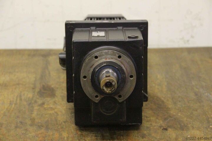 Servomotor 3.9 kW 197.4 Rpm Lenze MDFKARS080-22