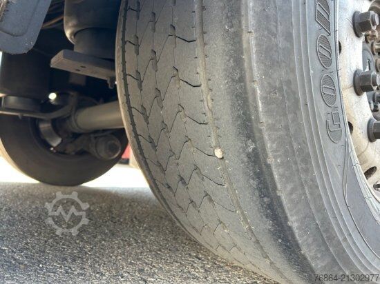 Tieflader-Sattelauflieger SCHMITZ SCB S3B SKO24, KüHLAUFLIEGER, TK SLXE 400,  LIFTACHSE, FLEISCHBAHNEN