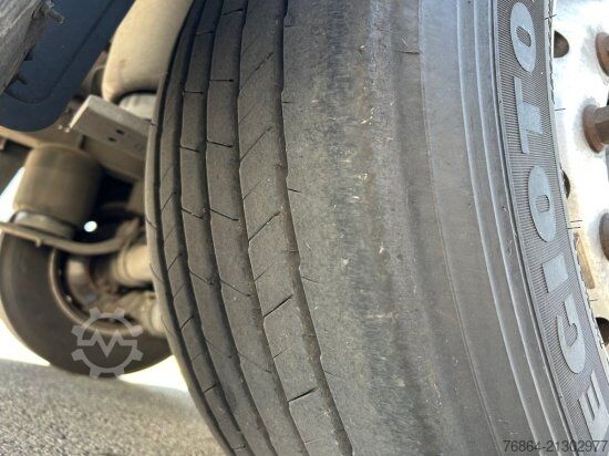 Tieflader-Sattelauflieger SCHMITZ SCB S3B SKO24, KüHLAUFLIEGER, TK SLXE 400,  LIFTACHSE, FLEISCHBAHNEN