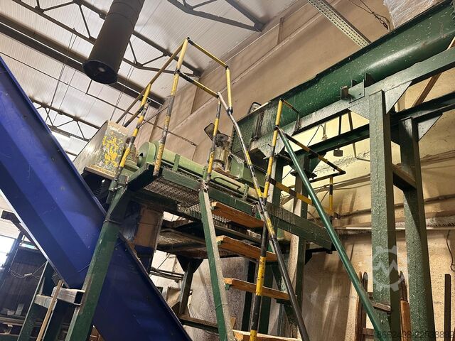 Machine for producing pallet blocks  