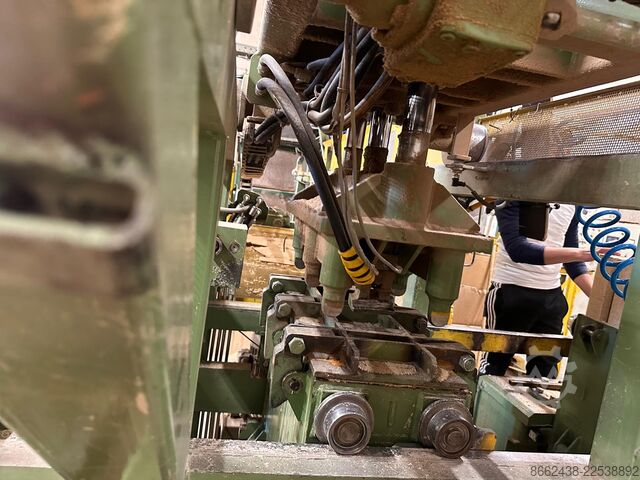 Machine for producing pallet blocks  