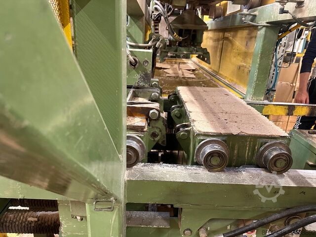 Machine for producing pallet blocks  