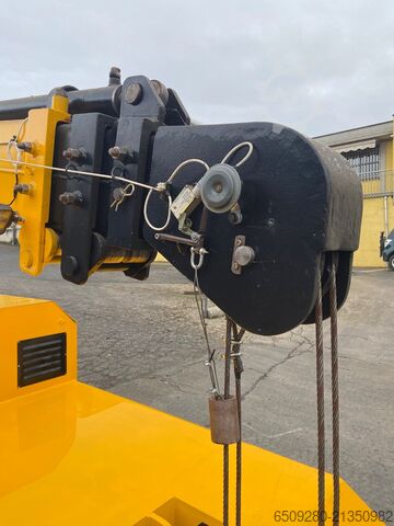 Self-propelled mobile crane G. Manghi P80