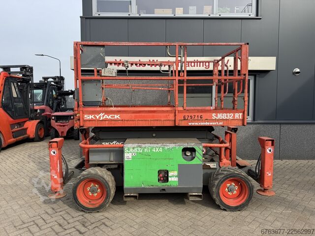 Skyjack SJ 6832RT Scherenarbeitsbühne / Scherenbühne / Arbeitsbühne 2015 4x4 Kubota Diesel 12 m SKYJACK SJ 6832RT Schaarhoogwerker / Scissor / Arbeitsbuhne 2015 4X4 Kubota Diesel 12M