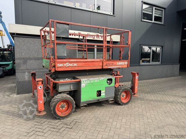 Skyjack SJ 6832RT Scherenarbeitsbühne / Scherenbühne / Arbeitsbühne 2015 4x4 Kubota Diesel 12 m SKYJACK SJ 6832RT Schaarhoogwerker / Scissor / Arbeitsbuhne 2015 4X4 Kubota Diesel 12M