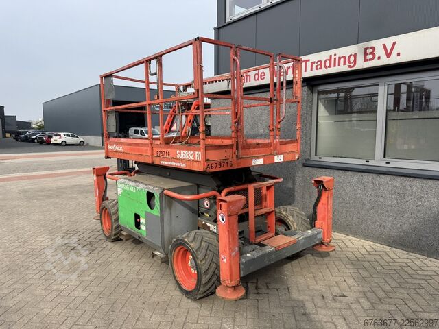 Skyjack SJ 6832RT Scherenarbeitsbühne / Scherenbühne / Arbeitsbühne 2015 4x4 Kubota Diesel 12 m SKYJACK SJ 6832RT Schaarhoogwerker / Scissor / Arbeitsbuhne 2015 4X4 Kubota Diesel 12M