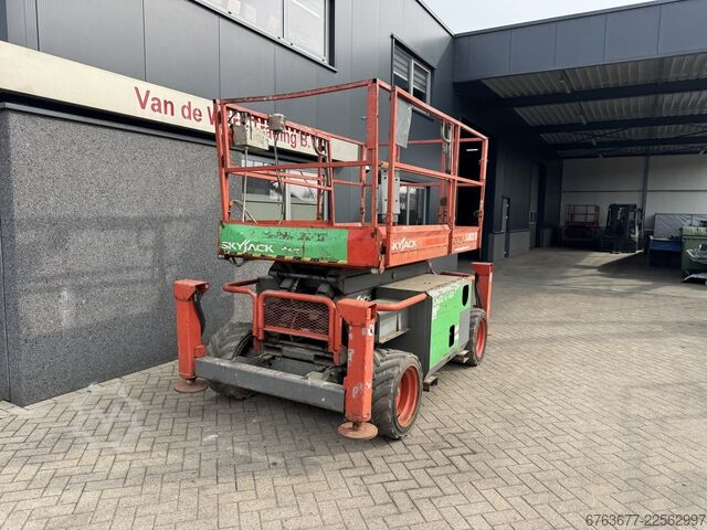 Skyjack SJ 6832RT Scherenarbeitsbühne / Scherenbühne / Arbeitsbühne 2015 4x4 Kubota Diesel 12 m SKYJACK SJ 6832RT Schaarhoogwerker / Scissor / Arbeitsbuhne 2015 4X4 Kubota Diesel 12M