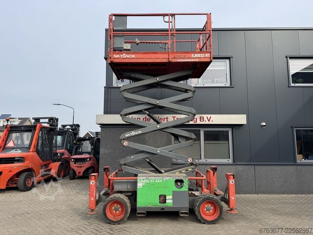 Skyjack SJ 6832RT Scherenarbeitsbühne / Scherenbühne / Arbeitsbühne 2015 4x4 Kubota Diesel 12 m SKYJACK SJ 6832RT Schaarhoogwerker / Scissor / Arbeitsbuhne 2015 4X4 Kubota Diesel 12M
