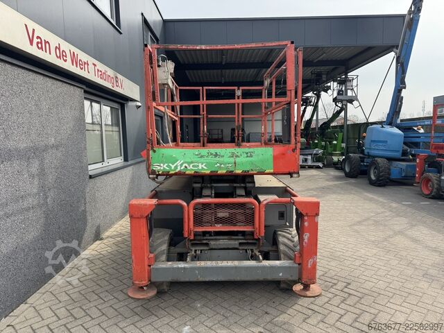 Skyjack SJ 6832RT Scherenarbeitsbühne / Scherenbühne / Arbeitsbühne 2015 4x4 Kubota Diesel 12 m SKYJACK SJ 6832RT Schaarhoogwerker / Scissor / Arbeitsbuhne 2015 4X4 Kubota Diesel 12M