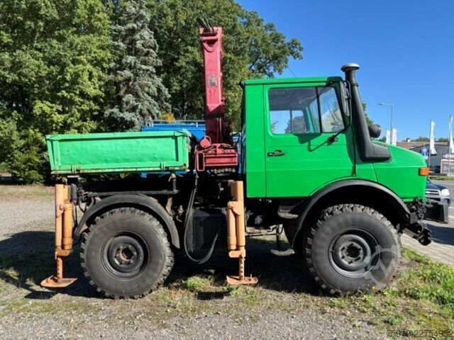 Truck-mounted crane van Mercedes-Benz UNIMOG 1000