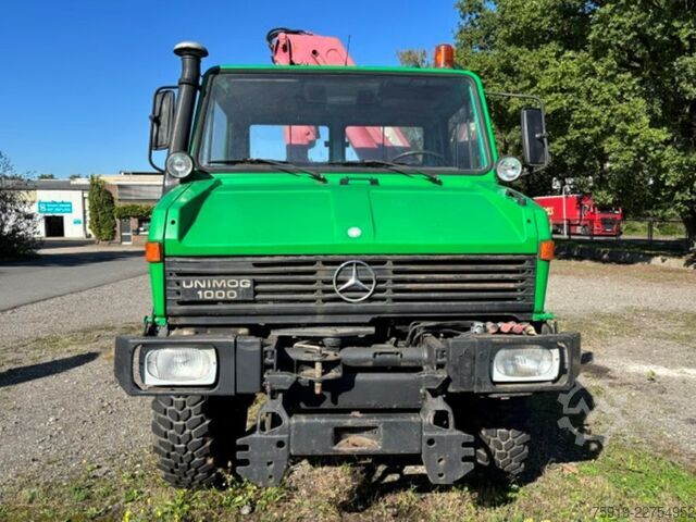 Truck-mounted crane van Mercedes-Benz UNIMOG 1000