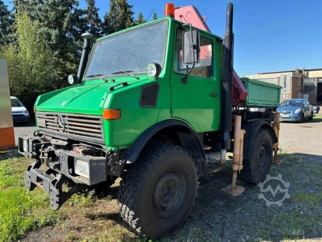 Truck-mounted crane van Mercedes-Benz UNIMOG 1000