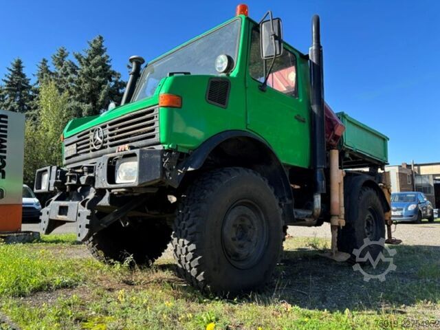 Truck-mounted crane van Mercedes-Benz UNIMOG 1000
