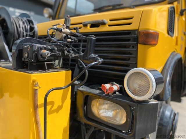 Spezial-LKW UNIMOG 427/21 Schienenreiniger