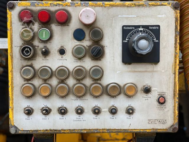 Spezial-LKW UNIMOG 427/21 Schienenreiniger