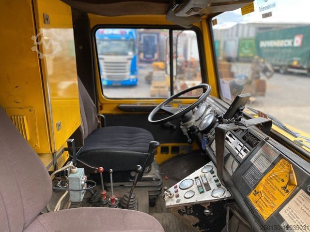 Spezial-LKW UNIMOG 427/21 Schienenreiniger