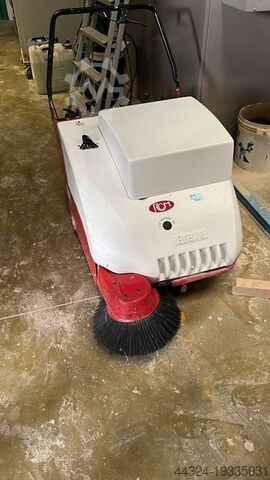 Motorisierte Kehrmaschine RCM BRAVA