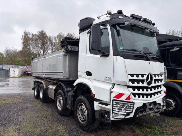 Dreiseitenkipper LKW MERCEDES-BENZ Arocs 5 3251 8x4 isolierter 2 Seitenkipper