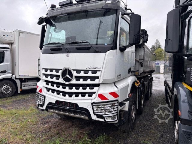 Dreiseitenkipper LKW MERCEDES-BENZ Arocs 5 3251 8x4 isolierter 2 Seitenkipper