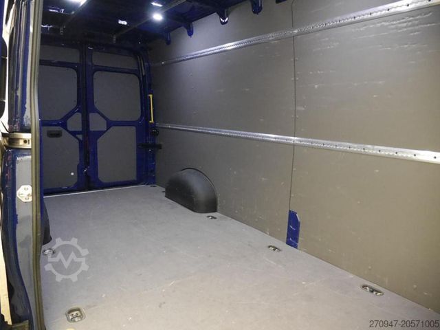 High top van VOLKSWAGEN Crafter Kasten 35 L4H3 NAVI PDC DAB KAMERA MFL