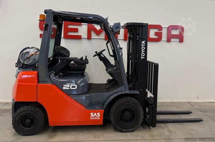Forklift Toyota 11027 - 06-8FG20F