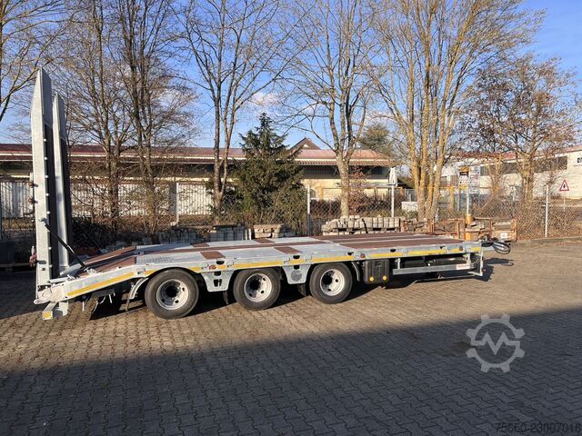 Low loader trailer Möslein TT 34 Zugrohr Gerade  34 t GG Tridem- Tieflader 3 Achs, gelenktNeufahrzeug