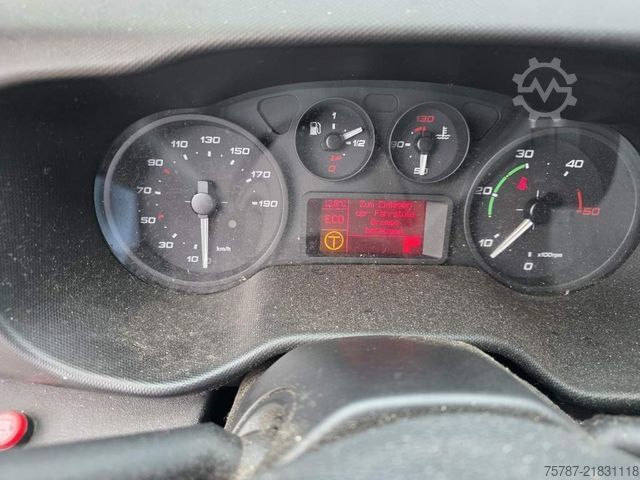 Box van IVECO 72-210 KJoffer mit Ladebordwand,AHK, Blatt/ Luft