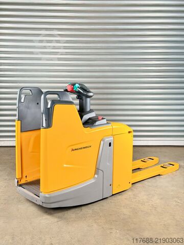 No pallet truck driver Jungheinrich ERE 225 - Service Neu - Lithium Schnellladegerät