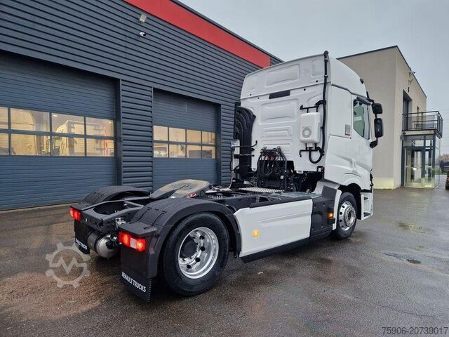 Standard tractor unit Renault T-Series
