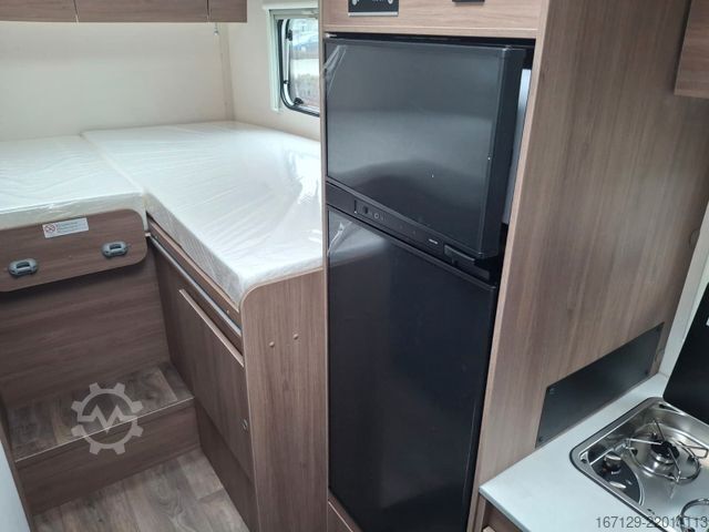 Semi-integrated camper CARADO T338 S /MJ26 /Markise /Fahrradträger /5Personen