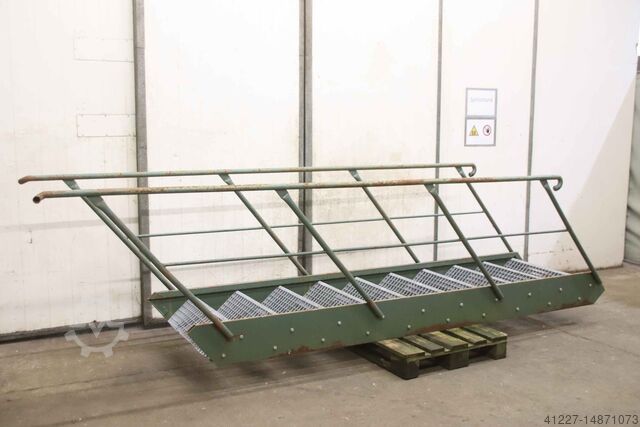 Stahltreppe Stahl Höhe 2140 mm Geländer beidseitig
