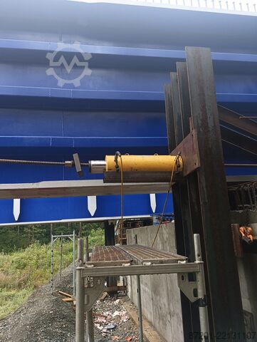 Hydraulic equipment with steel bars Enerpac Complete bridge pushing equipment